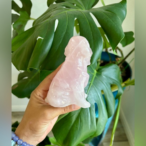 Rose Quartz Dog Carving - Picture 4 of 5